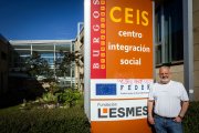 Miguel Santos, presidente de la Fundación Lesmes, en la entrada del Centro de Integración Social (CEIS).