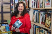 La poeta burgalesa Eva Pérez Fernández, con su cuarto poemario,‘Ossilenquia’.