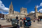 Unos peregrinos observan la Catedral de Burgos en la Plaza del Rey San Fernando.
