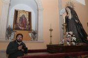 El fotógrafo de prensa palentino, Daniel Ibañez Gutierrez, que realiza su labor informativa en el Vaticano, en la imagen en el interior de la cofradía de los Nazarenos de Palencia.