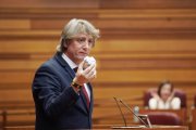 El portavoz del Grupo Parlamentario Socialista, Carlos Martínez, durante su intervención en el debate de investidura del candidato a la Presidencia de la Junta de Castilla y León.