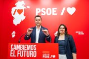 Daniel de la Rosa y Estrella Paredes, en la sede del PSOE de Burgos.