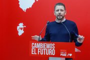 Instante de la intervención del portavoz del PSOE, Josué Temiño.