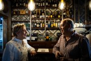 Ángela y Quelín posan junto a la barra de Casa Galín. Se miran sonrientes. Entre ellos, la carta que atesora sus preciados guisos.