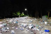 Labores de limpieza en el parque de la Quinta, tras la jornada festiva del Curpillos.