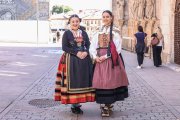 Celia y Marina posan en la calle Fernán González con prendas tradicionales.