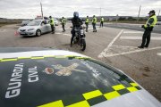 Imagen de un motorista en un control de la Guardia Civil.