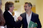 El portavoz del Grupo Socialista, Carlos Martínez, junto al portavoz del Grupo Vox, David Hierro, momentos antes de la reunión de la Junta de Portavoces de las Cortes de Castilla y León.