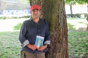 El escritor burgalés Ismael Alí de Unzaga, con un ejemplar de su última novela.