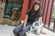 Olalla Sáiz Vázquez, profesora de la Universidad de Burgos, junto al robot MATEO.