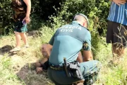 Los agentes atienden al herido.