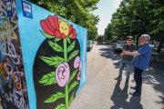 Carlos Niño contempla el cubo libre para dar rienda suelta al arte urbano, instalado estos días en el inicio del paseo de la Quinta.