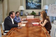 Óscar Puente, Álvaro Fernández Heredia y Aitana Hernando, en Madrid.