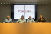 Enrique Pascual junto a representantes del Consejo y la técnico encargada del manifiesto
