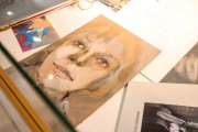 Retrato de Amparo Castellanos junto a otros materiales que acompañan la muestra 'La alquimia de la pintura' en el Museo de Burgos.