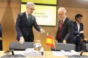 (i-d) El ministro de Hacienda, Arcadi España, y el ministro de Política Territorial y Memoria Democrática, Ángel Víctor Torres, durante una reunión del Consejo de Política Fiscal y Financiera (CPFF) en el Ministerio de Hacienda.