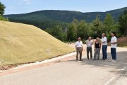 De Gregorio visita las obras de estabilización de un talud en el acceso al aparcamiento de la Laguna Negra en Soria.