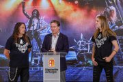 Israel Hernando y Óscar Fernández ‘Keeper’, de Metal Castellae, ayer, junto al presidente de la Diputación, Borja Suárez.