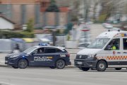 Un coche de la Policía Nacional y una ambulancia durante una intervención.