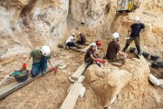 Los excavadores trabajan en una de las zonas de excavación en Cueva Fantasma.
