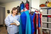 Raquel Grande (Que me vistan lo bailao) posa con su última creación que une detalles de fiesta con comodidad y ropa técnica y deportiva como la que presentará en Momad del 23 al 25 de julio.