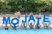 Un grupo de se ‘moja’ por la Esclerosis Múltiple en la piscina de El Plantío.