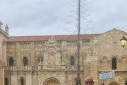 Archivo - El exalcalde de Ponferrada, Olegario Ramón (derecha), a su llegada a la Audiencia Provincial de León en diciembre de 2025.