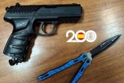 Pistola y navaja intervenida al detenido,.