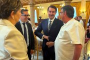 El consejero Suárez-Quiñones saluda a rector de la USAL, Juan Manuel Corchado, en Salamanca.