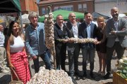 El secretario general del PSOE de Castilla y León, Carlos Martínez, asiste a la Feria del Ajo de Santa Marina del Rey (León) acompañado de la vicesecretaria general, Nuria Rubio,  el presidente de la Diputación de León, Gerardo Álvarez Courel y el secretario general del PSOE de León, Javier Alfonso Cendón.