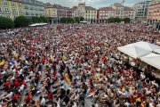 La Plaza Mayor, hasta la bandera, durante el partido entre España y Francia.