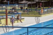 Bañistas en una jornada de sol y calor, en las piscinas municipales del Plantío.