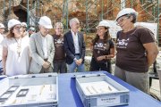 Los codirectores muestras al consejero de Cultura, Alberto Díaz Pico, los hallazgos de la campaña de excavaciones de Atapuerca.