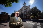 Nacho San Millán, presidente de FAE Burgos, junto a la Casa del Empresario.
