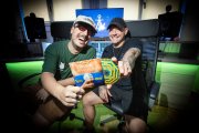 Lecreek y Winter, en Midnight Records, con una copa de 'Ártico Beach Club' entre sus manos.