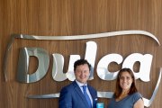 El director territorial de CaixaBank, en Castilla y León, Gerardo Cuartero, junto a Noelia Serna, de Dulca.