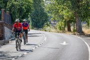 Un momento del recorrido por la senda peatonal y ciclista a Cortes, que ha contado con la presencia de la alcaldesa y del delegado de la Junta.
