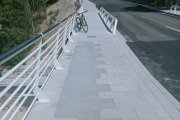En la imagen se ve que donde debería haber baldosas se ha rellenado el terreno para no tropezar.