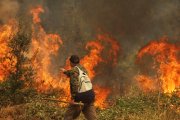 Vecinos de la localidad abulense de Piedralaves intentan combatir el fuego en las afueras del pueblo.
