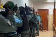 La Guardia Civil accede a una de las viviendas de los detenidos.