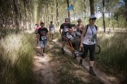 Un usuario de Apace, en plena ruta gracias a una silla Joëlette, en compañía de otros andarines.