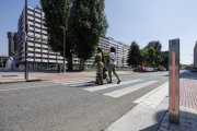 Nueva baliza de detección de peatones en la avenida Reyes Católicos, a la altura del número 13.