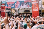 Leiva se sumó a la interpretación de La M.O.D.A. en su concierto en la plaza del Trigo.