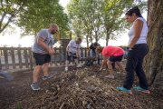 Vecinos de Villatoro limpian el entorno de un parque del barrio.