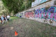 La alcaldesa, Cristina Ayala, con los concejales Ángel Manzanedo y Carlos Niño, en las tareas de limpieza del muro del río a la altura del puente Malatos.