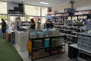 Una dependienta intenta localizar al joven que se dejó dinero al pagar en una tienda de Burgos.