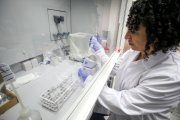 Cristina Valdioseras, responsable del grupo Admextur de adn, en un laboratorio de la UBU.
