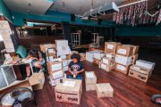 Recogida de la primera parte del envío de 700 kilos de material donados esta semana.