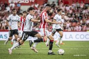 David González lucha por un balón con el sportinguista Pablo Vázquez.