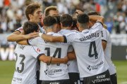 Los jugadores del Burgos Cf celebran uno de los goles.